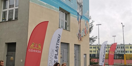 Powiększ grafikę: uroczyste-odsloniecie-muralu-w-ramach-akcji-gdansk-bez-plastiku-309669.jpg