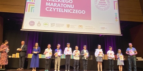 Powiększ grafikę: Uczniowie podczas gali rozdania nagród w Wielkim Maratonie Czytelniczym