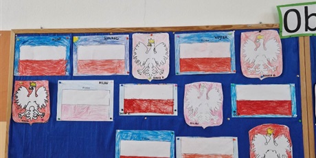 Powiększ grafikę: Prace plastyczne uczniów klasy 0B przedstawiające symbole narodowe : flagę oraz godło Polski