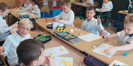 Powiększ grafikę: Uczniowie klasy 1A podczas wykonywania pracy plastycznej przedstawiającej godło Polski