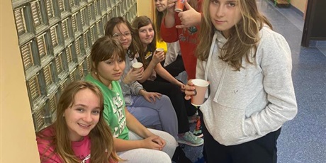 Powiększ grafikę: Klasa 6a popija herbatę na korytarzu szkolnym.