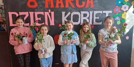 Powiększ grafikę: Dziewczęta z klasy 3 z pięknymi rożami wręczonymi przez chłopców.