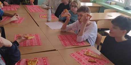 Powiększ grafikę: Klasa 7 podczas wspólnej degustacji włoskiego przysmaku.