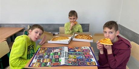 Powiększ grafikę: Klasa 4 sportowa podczas smacznego świętowania dnia pizzy.