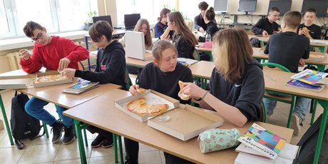 Powiększ grafikę: Na zdjęciu klasa 8b podczas wspólnego spożywania pizzy.