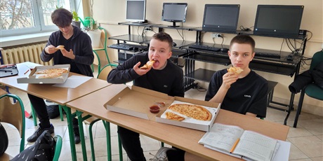 Powiększ grafikę: Chłopcy z klasy 8b uwiecznieni w trakcie jedzenia.