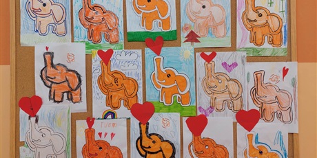 Powiększ grafikę: Prace klas młodszych prezentujące symbol Dnia Tumbo- pomarańczowego słonia