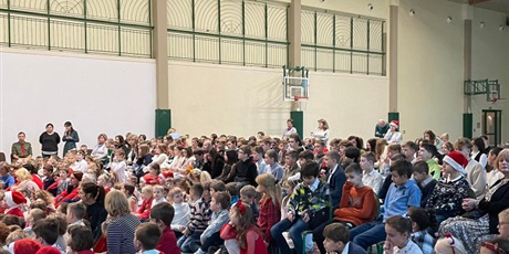 Powiększ grafikę: Uczniowie całej szkoły oglądają Jasełka szkolne.
