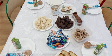 Powiększ grafikę: Wigilijne słodkości na stole jednej z klas.