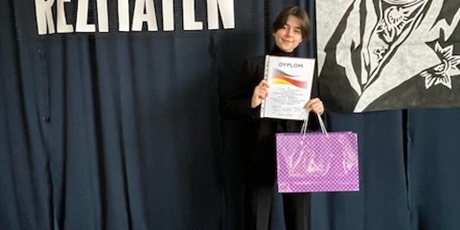 Powiększ grafikę: Daria z dyplomem i nagrodą za zajęcie III miejsca w Konkursie Recytatorskim Poezji Niemieckiej "Recytaty-Rezitaten"