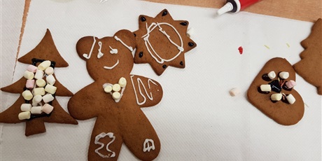 Powiększ grafikę: malowanie-piernikow-w-klasie-v-b-145871.jpg