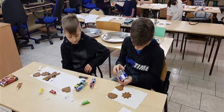 Powiększ grafikę: malowanie-piernikow-w-klasie-v-b-145872.jpg