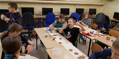 Powiększ grafikę: malowanie-piernikow-w-klasie-v-b-145873.jpg