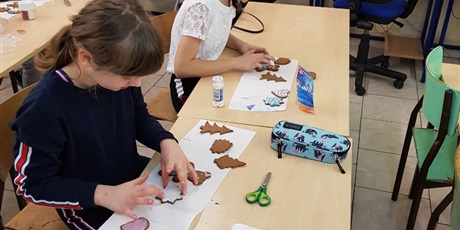 Powiększ grafikę: malowanie-piernikow-w-klasie-v-b-145874.jpg