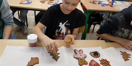 Powiększ grafikę: malowanie-piernikow-w-klasie-v-b-145875.jpg