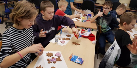 Powiększ grafikę: malowanie-piernikow-w-klasie-v-b-145876.jpg