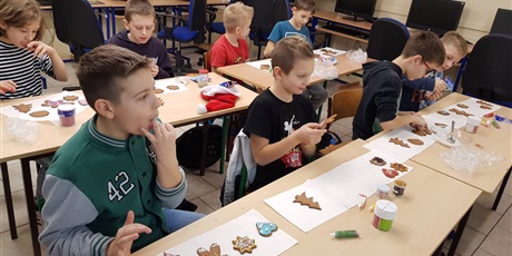 Powiększ grafikę: malowanie-piernikow-w-klasie-v-b-145877.jpg