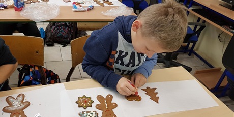 Powiększ grafikę: malowanie-piernikow-w-klasie-v-b-145878.jpg