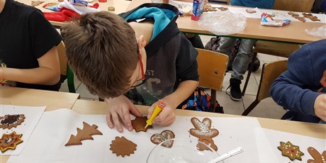 Powiększ grafikę: malowanie-piernikow-w-klasie-v-b-145879.jpg