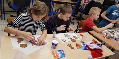 Powiększ grafikę: malowanie-piernikow-w-klasie-v-b-145880.jpg