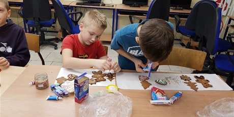 Powiększ grafikę: malowanie-piernikow-w-klasie-v-b-145881.jpg