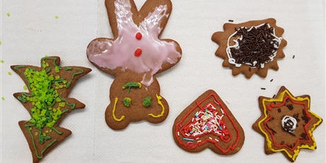 Powiększ grafikę: malowanie-piernikow-w-klasie-v-b-145882.jpg