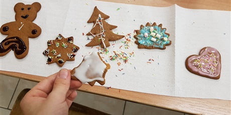 Powiększ grafikę: malowanie-piernikow-w-klasie-v-b-145883.jpg