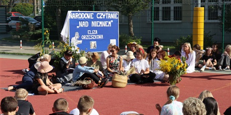 Powiększ grafikę: Grono lektorów podczas czytania powieści "Nad Niemnem".