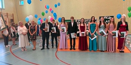Powiększ grafikę: pozegnanie-absolwentow-rocznik-2025-2026-705024.jpg
