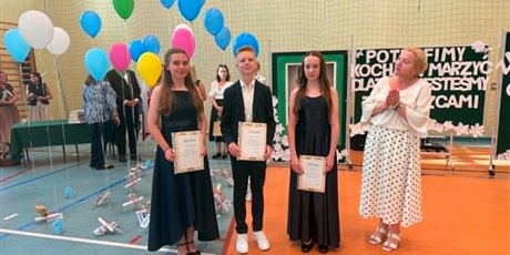 Powiększ grafikę: pozegnanie-absolwentow-rocznik-2025-2026-705029.jpg