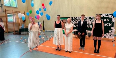 Powiększ grafikę: pozegnanie-absolwentow-rocznik-2025-2026-705031.jpg