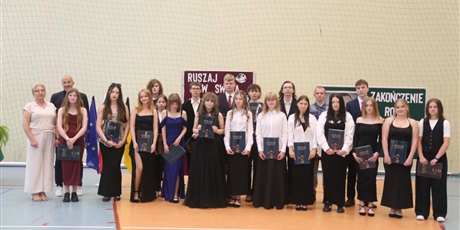 Powiększ grafikę: pozegnanie-klas-8-631205.jpg