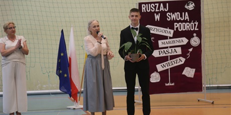 Powiększ grafikę: pozegnanie-klas-8-631215.jpg