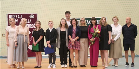 Powiększ grafikę: pozegnanie-klas-8-631218.jpg