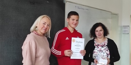Powiększ grafikę: Pani Dyrektor Iwona Trzaskowska i Pani Justyna Kuczyńska wręczają dyplom uczniowi klasy 8ds.