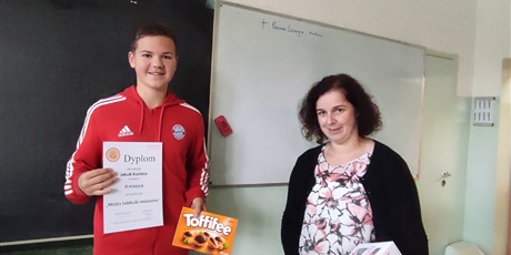 Powiększ grafikę: Pani Justyna Kuczyńska wręcza nagrodę uczniowi z klasy 8ds