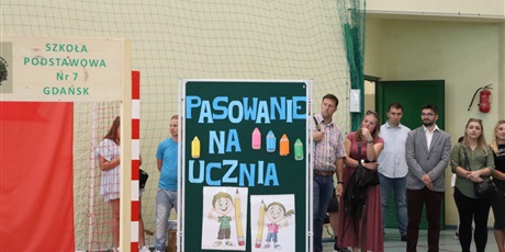 Powiększ grafikę: Pasowanie na ucznia.