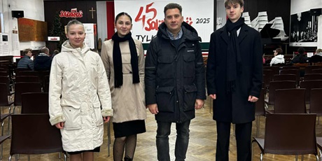 Powiększ grafikę: uroczystosci-pod-pomnikiem-poleglych-stoczniowcow-w-gdansku-665997.jpg