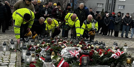 Powiększ grafikę: uroczystosci-pod-pomnikiem-poleglych-stoczniowcow-w-gdansku-665999.jpg