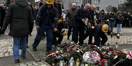 Powiększ grafikę: uroczystosci-pod-pomnikiem-poleglych-stoczniowcow-w-gdansku-666000.jpg