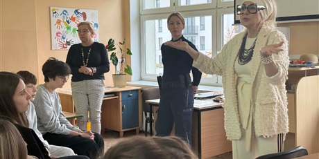 Powiększ grafikę: warsztaty-z-policjantka-662813.jpg