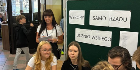 Powiększ grafikę: Komisja skrutacyjna  wraz z Panią Karoliną