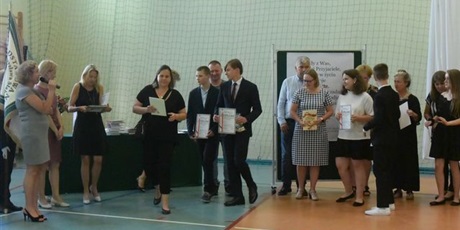 Powiększ grafikę: zakonczenie-roku-szkolnego-2018-2019-dla-klas-3-gimnazjum-i-8-klas-szkoly-podstawowej-80723.jpg