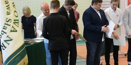 Powiększ grafikę: zakonczenie-roku-szkolnego-2018-2019-dla-klas-3-gimnazjum-i-8-klas-szkoly-podstawowej-80743.jpg
