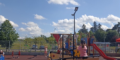Powiększ grafikę: Dzieci bawią się na placu zabaw przy Centrum Matarnia.