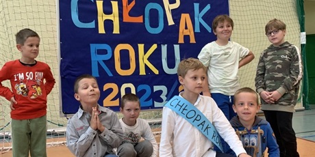 Powiększ grafikę: Na zdjęciu chłopcy z klas 1-3 biorący udział w konkursie na Chłopaka Roku