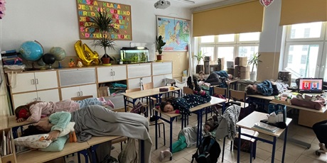 Powiększ grafikę: Śpiochy z klasy 4B odpoczywają w klasie.