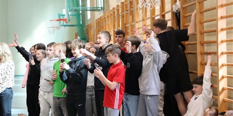 Powiększ grafikę: Na zdjęciu uczniowie z klasy 8 śpiewający razem z Ignacym-zdobywcą pierwszej nagrody w klasach 4-8.