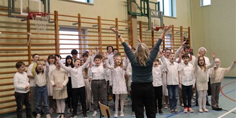 Powiększ grafikę: Uczniowie z klas 4-6 podczas śpiewu.
