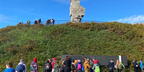 Powiększ grafikę: Zdjęcie przedstawia uczniów klas czwartych na tle pomnika Westerplatte.